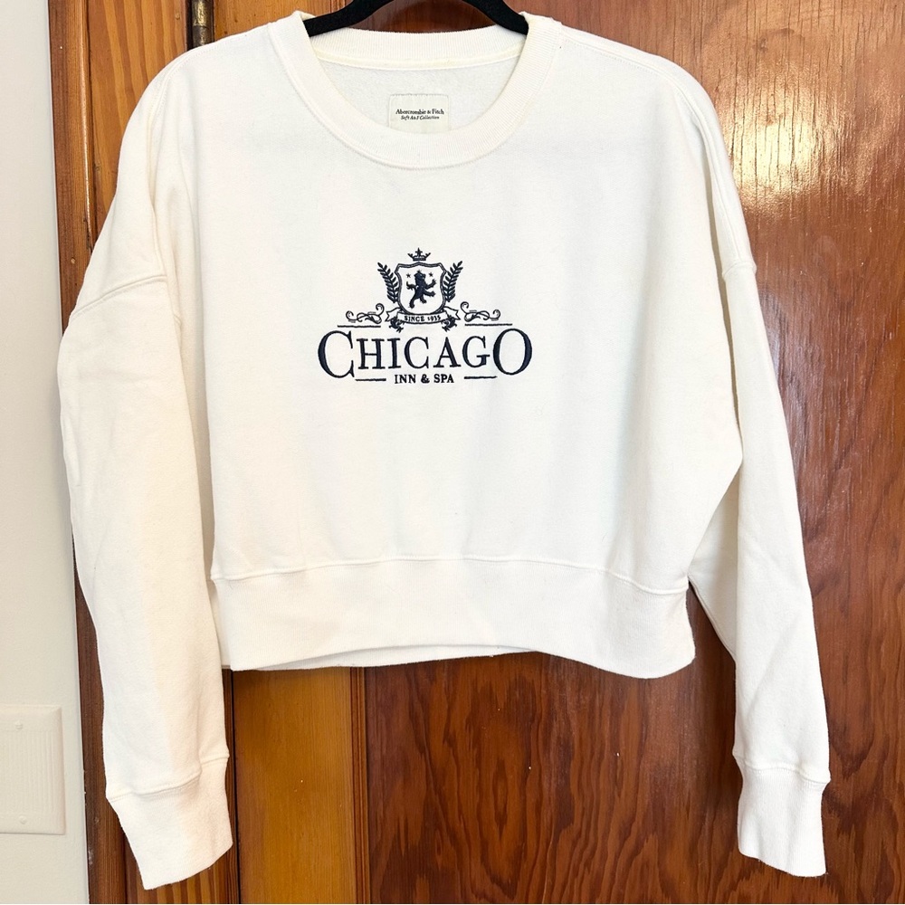 Abercrombie Chicago Inn & Spa Cropped Logo Sweatshirt Size Medium